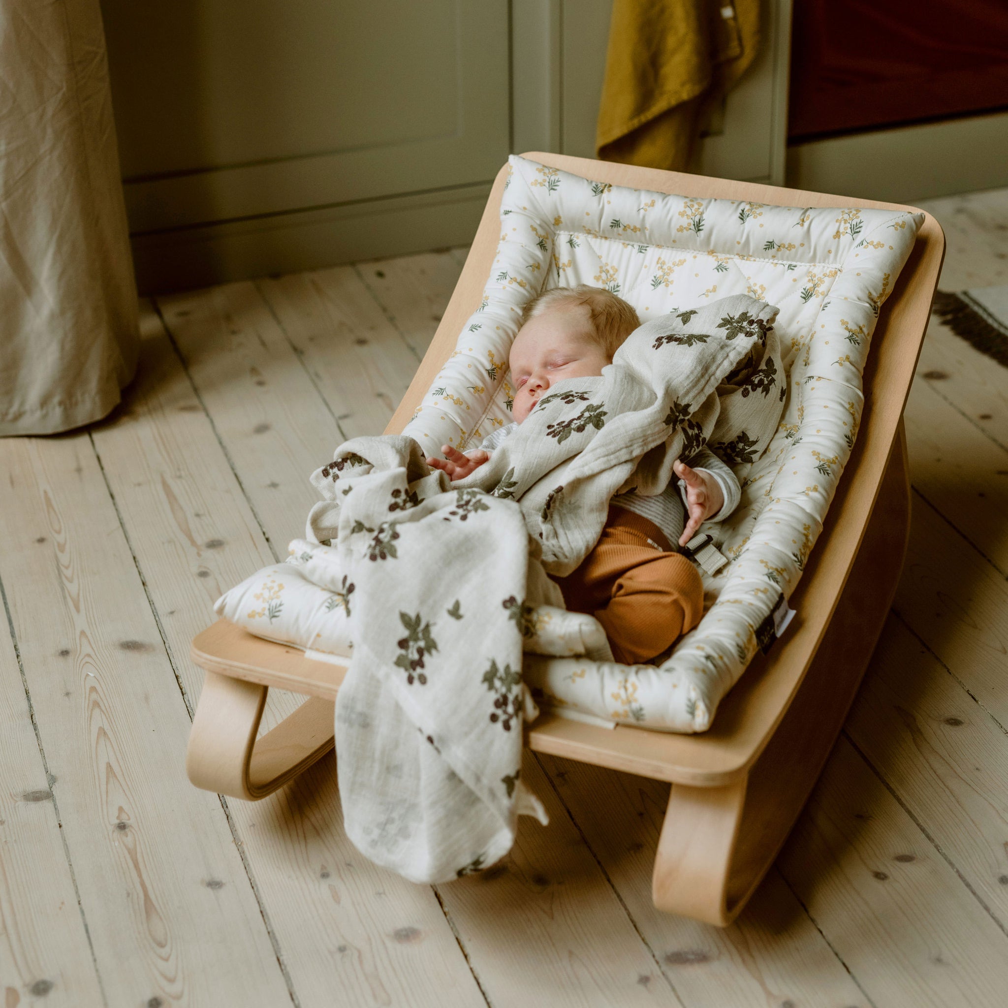 Levo Baby Rocker Mimosa - Walnut - Charlie Crane