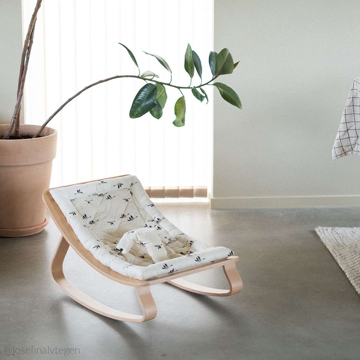 Levo Baby Rocker Rose in April Goose - Natural - Charlie Crane