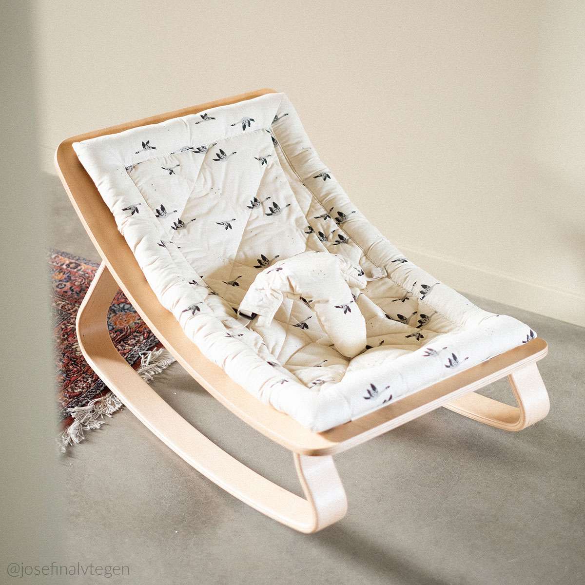 Levo Baby Rocker Rose in April Goose - Natural - Charlie Crane