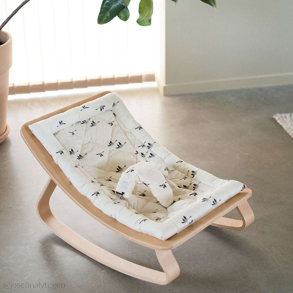 Levo Baby Rocker Rose in April Goose - Natural - Charlie Crane