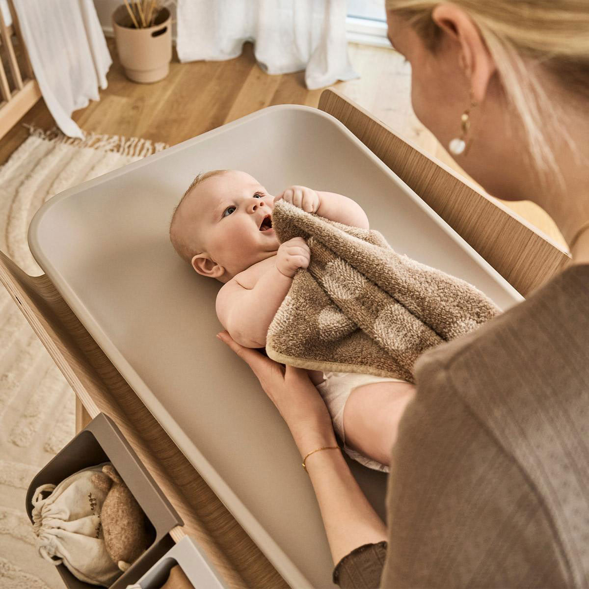 Linea Changing Table with mat - Oak Wood