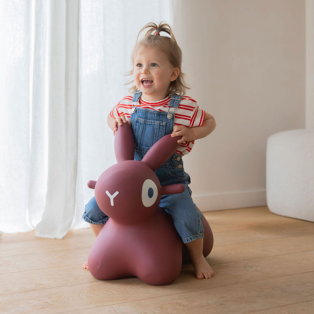 Hoppi Bouncing Bunny Burgundy - Quut
