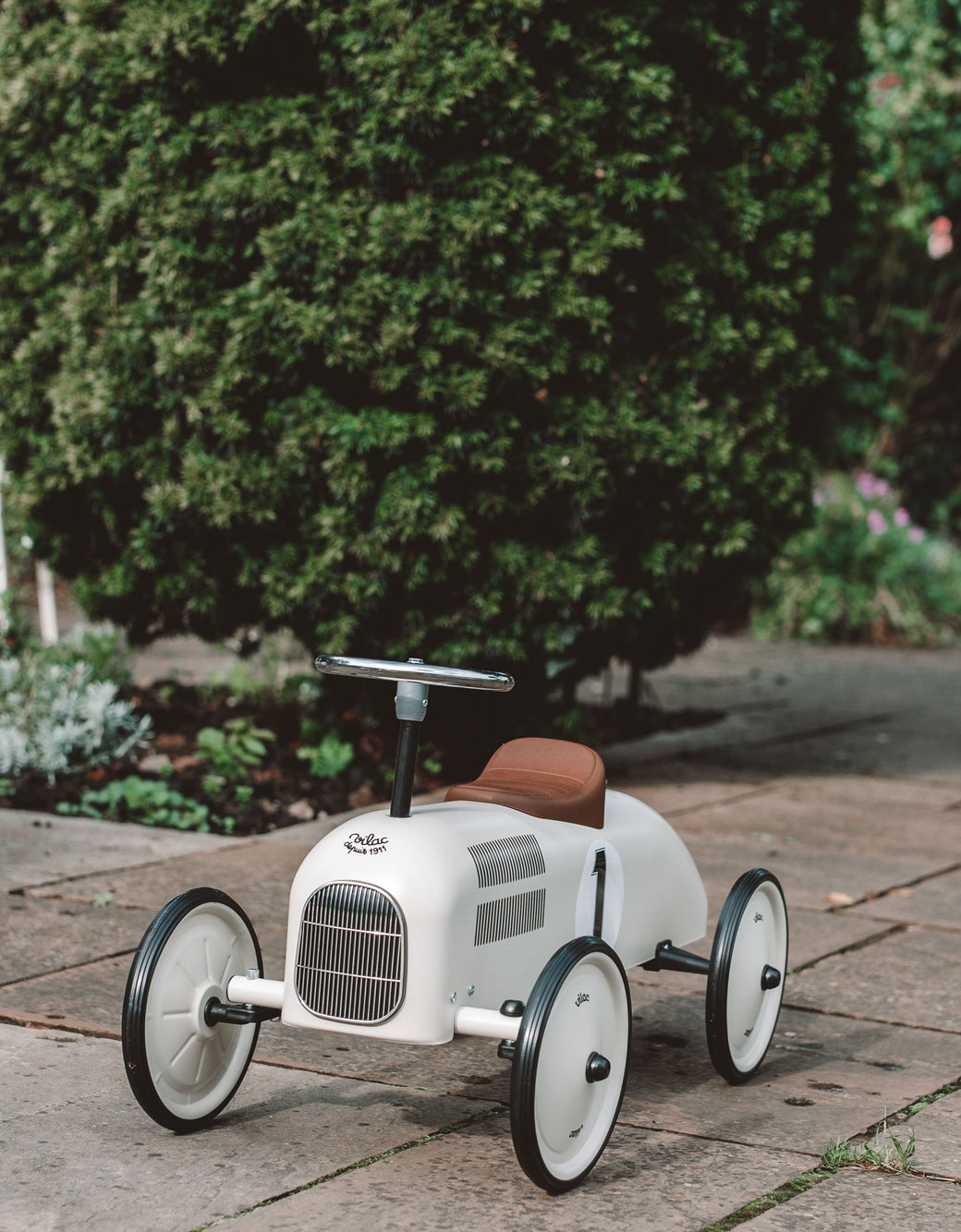 Metal Vintage Ride on Car Off white - Vilac